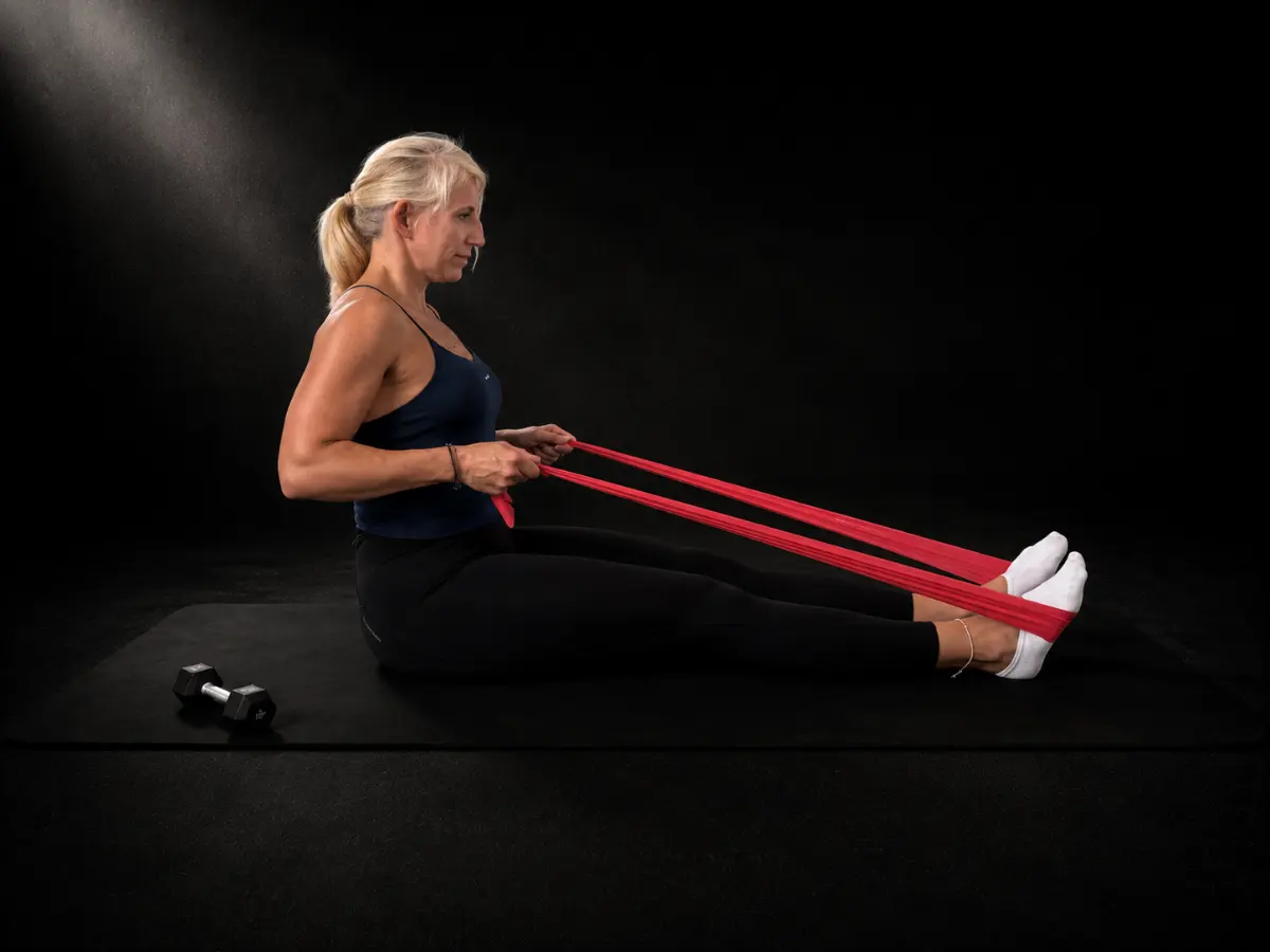 Rückenfit-Training mit Fitnessband im Sitzen