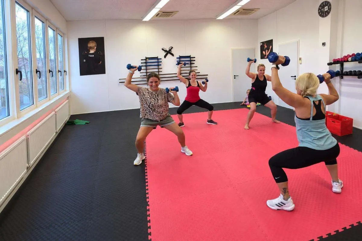 Gruppe beim Full Body Workout mit Kurzhanteln im Trainingsraum der WT-Schule Flörsheim